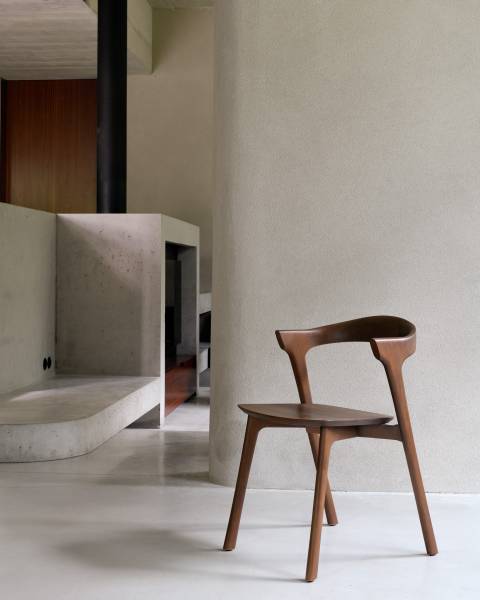 La chaise en bois massif contemporaine BOK Ethnicraft chez Showroom443